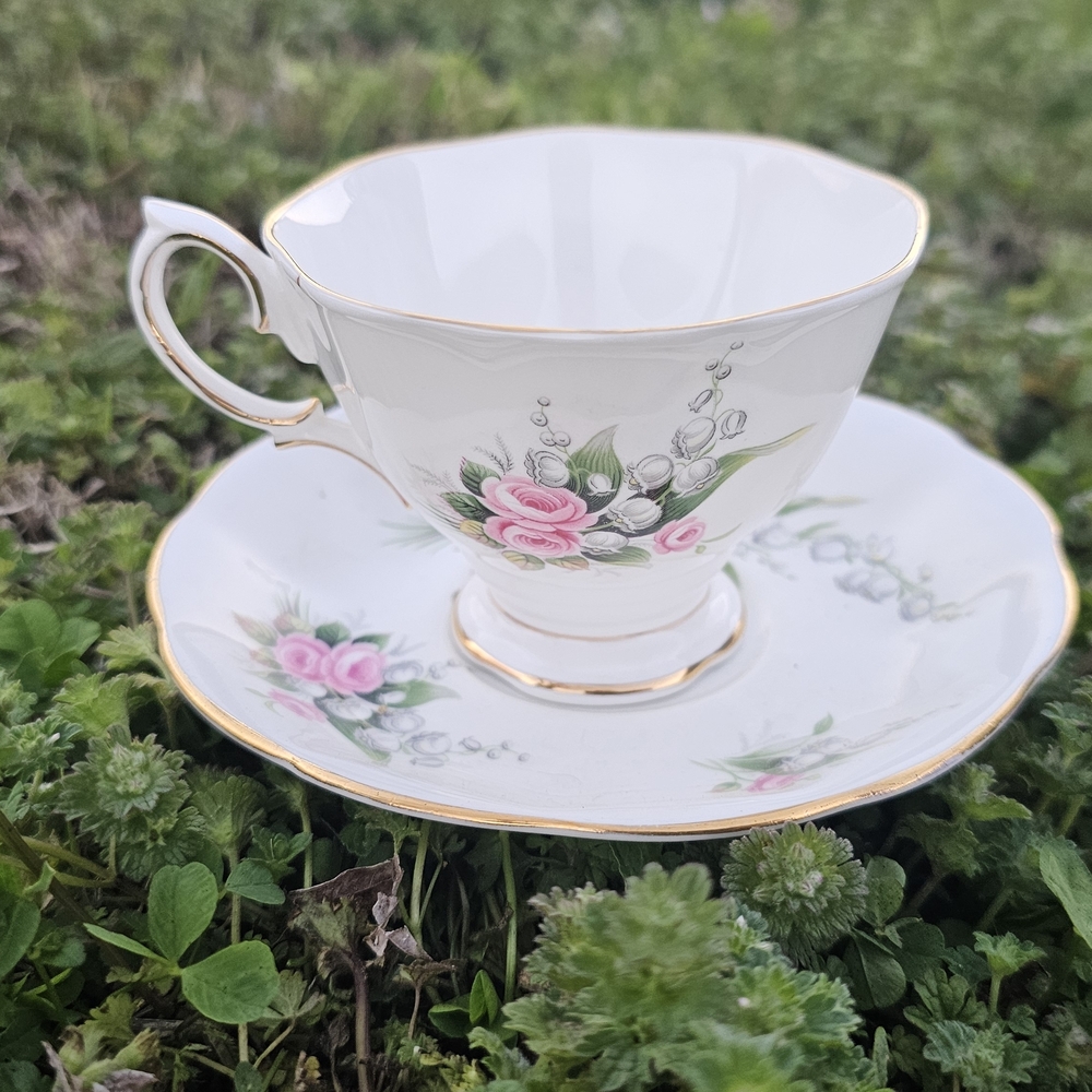 Royal Albert Old Country Roses Teacup - White with Pink Roses and Gold Trim - Picture 2 of 4